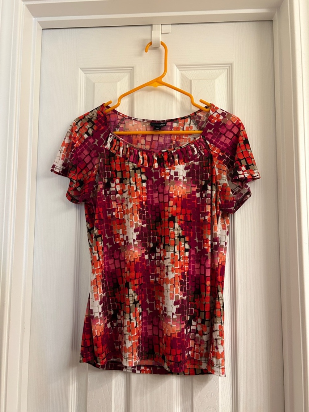 East 5th Short Sleeve Scoop Neck Top in Red, Pink and Orange Mosaic